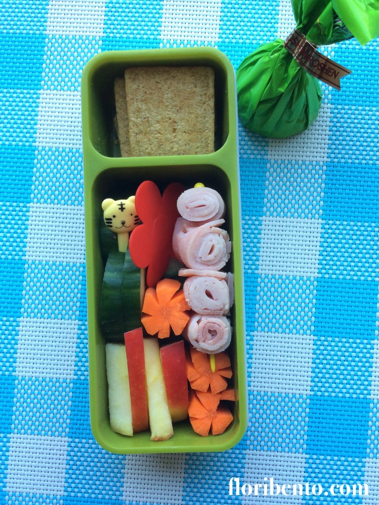 Shy tiger ham and cracker snack bento